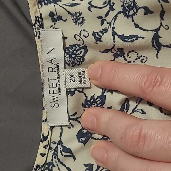 Navy Floral on Cream Blouse 2X - Picture 3 of 4